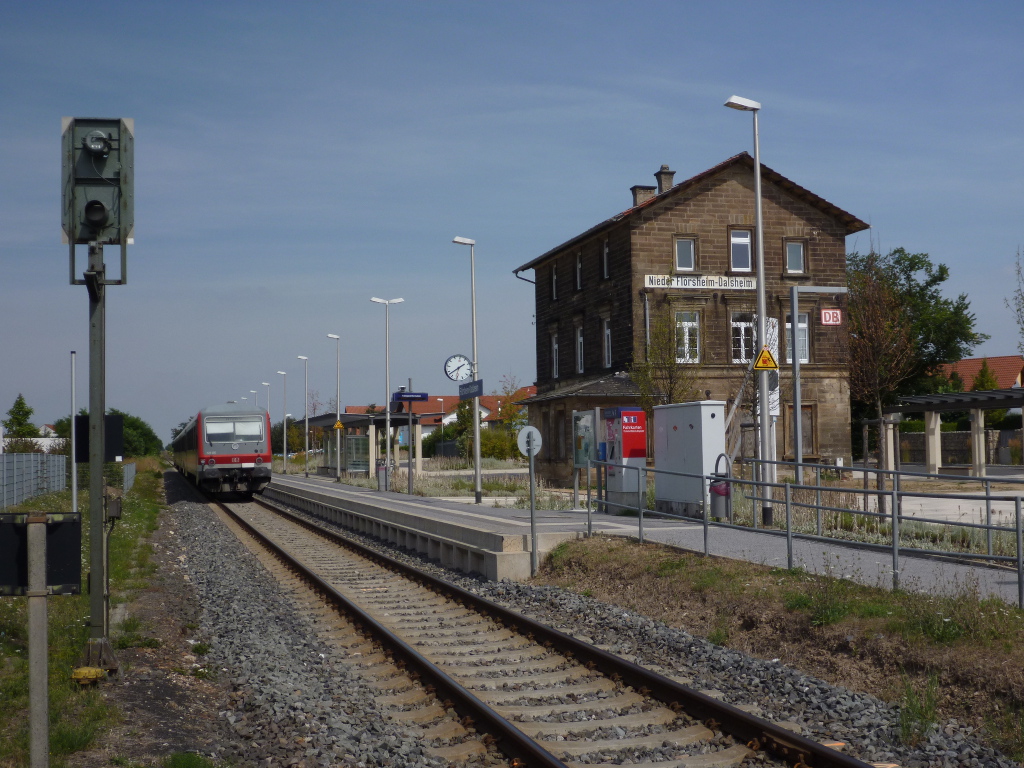 Regionalzug nach Alzey verläßt den Bahnhof Flörsheim-Dalsheim. Ende August 2013 kHds