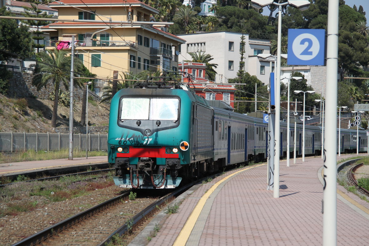 Regionalzug nach Ventimigla bei der Einfahrt in Imperia-Porto Maurizio.Wie immer in Italien(wahnsinnig)mit zwei Lokführern!! 29.04.16