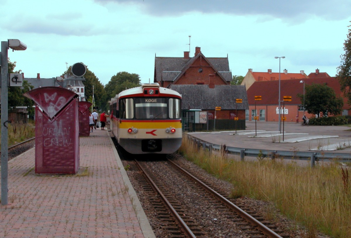 Regionstog (Østbanen): Bahnhof Karise. - Ein Triebzug, der in Richtung Køge fährt, hält am 11. August 2009 in Karise.
