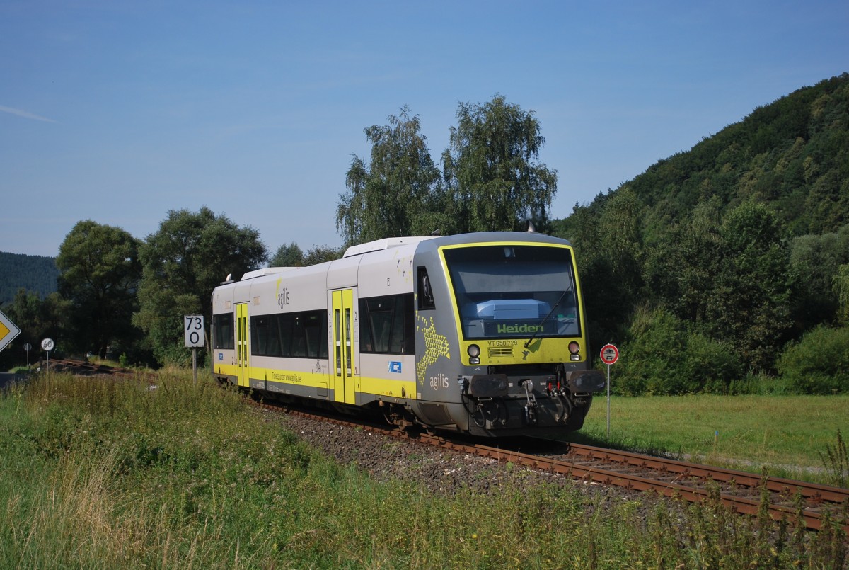 Regioshuttle von AGILIS verlsst den Bhf Trebgast in Richtung Weiden. 15. August 2013.