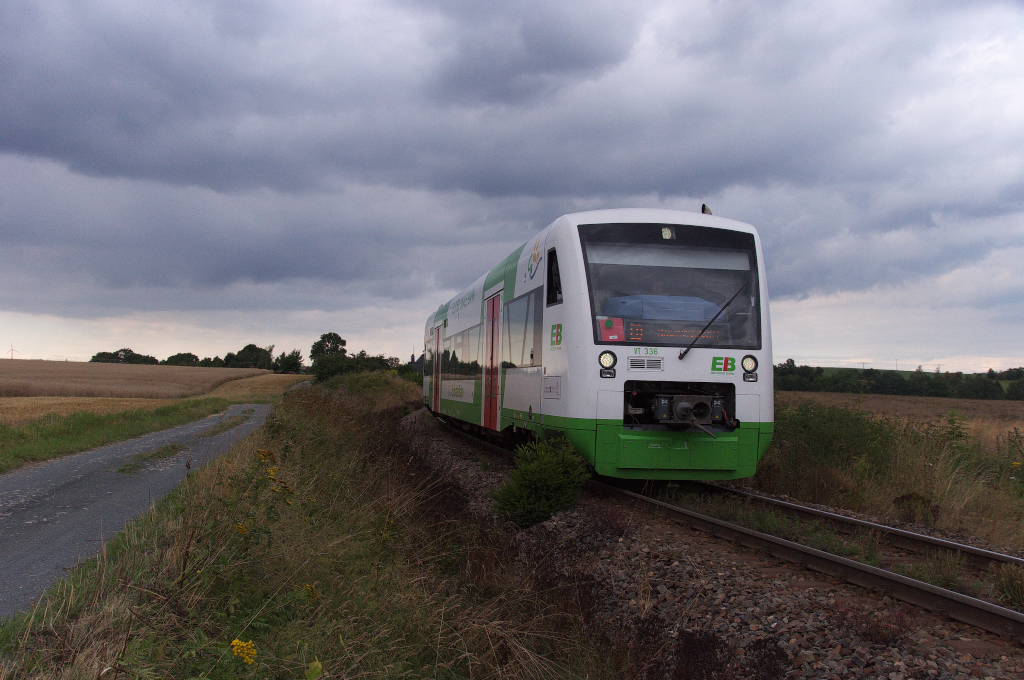 RegioShuttle VT 336 der Erfurter Bahn ist zwischen Unterlemnitz und (Bad) Lobenstein im Thringer Oberland unterwegs.
Vom Saaletal bei Kaulsdorf erklimmt die KBS 557 die Hhen des Thringer Schiefergebirges und erreicht 40 Kilometer weiter bei Harra wieder die Saale.
Relation Saalfeld - Bad Lobenstein - Blankenstein am 13.08.2013 - Bahnstrecke 6683 Triptis - Unterlemnitz - Blankenstein.