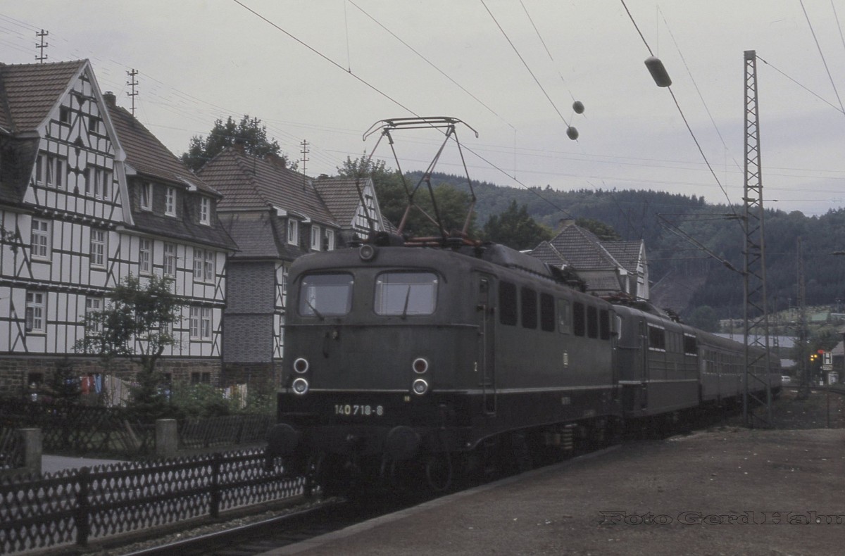 Reichlich PS bzw. KW hatte dieser Personenzug in Meggen. 140718 und 151001 bespannten am 5.10.1987 um 15.04 Uhr diesen Nahverkehrszug nach Siegen.