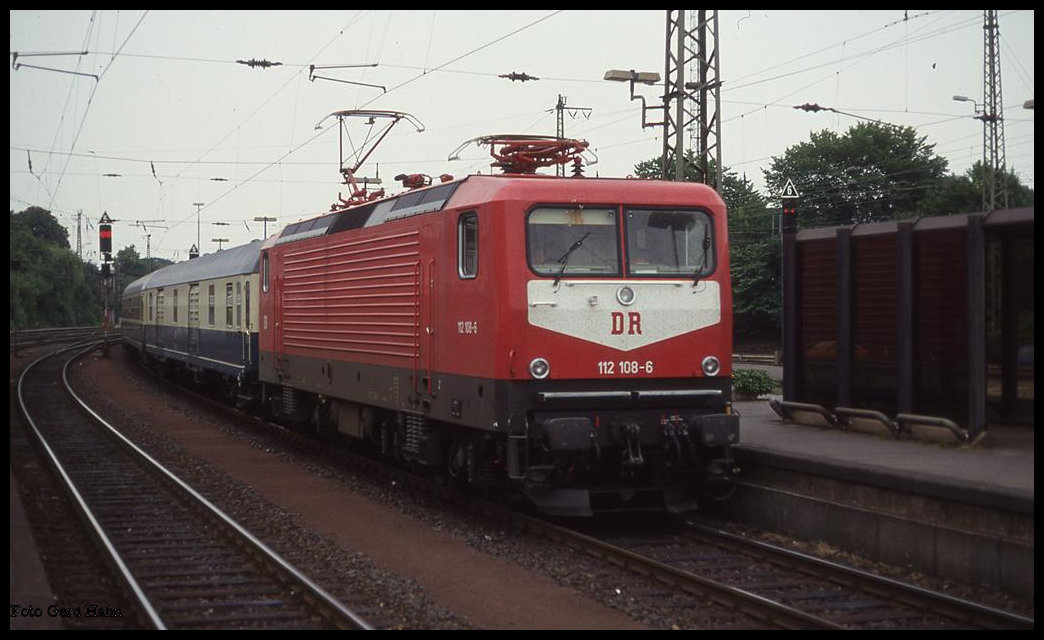 Reichsbahn 212104 fährt am 19.6.1993 um 16.36 Uhr mit dem D 2334 nach Saarbrücken in den HBF Münster ein.