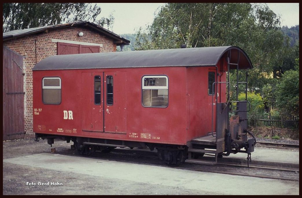 Reichsbahn Schmalspurbahnhof Gernrode am 7.9.1991: DR Gepäck- und Begleitwagen 905-157 KDaai.