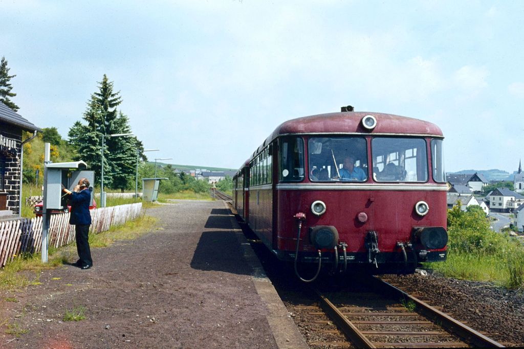 Rengen an der Eifelquerbahn am 02.07.1984 mit 798 751, 998 133 und 631.