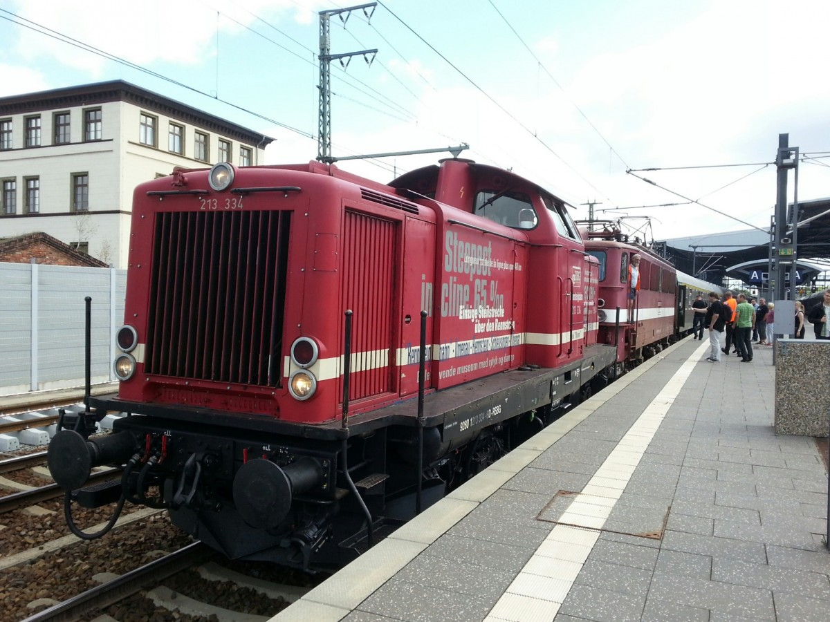 Rennsteigbahn 213 334 + EGP 109 030-7 mit dem DPE 68901  Störtebeker-Express  von Bergen auf Rügen nach Ilmenau, am 26.07.2015 in Erfurt Hbf. Ab Erfurt war die 213 334 am Zug und überführte neben den Wagen auch die 109 030-7 mit nach Ilmenau.