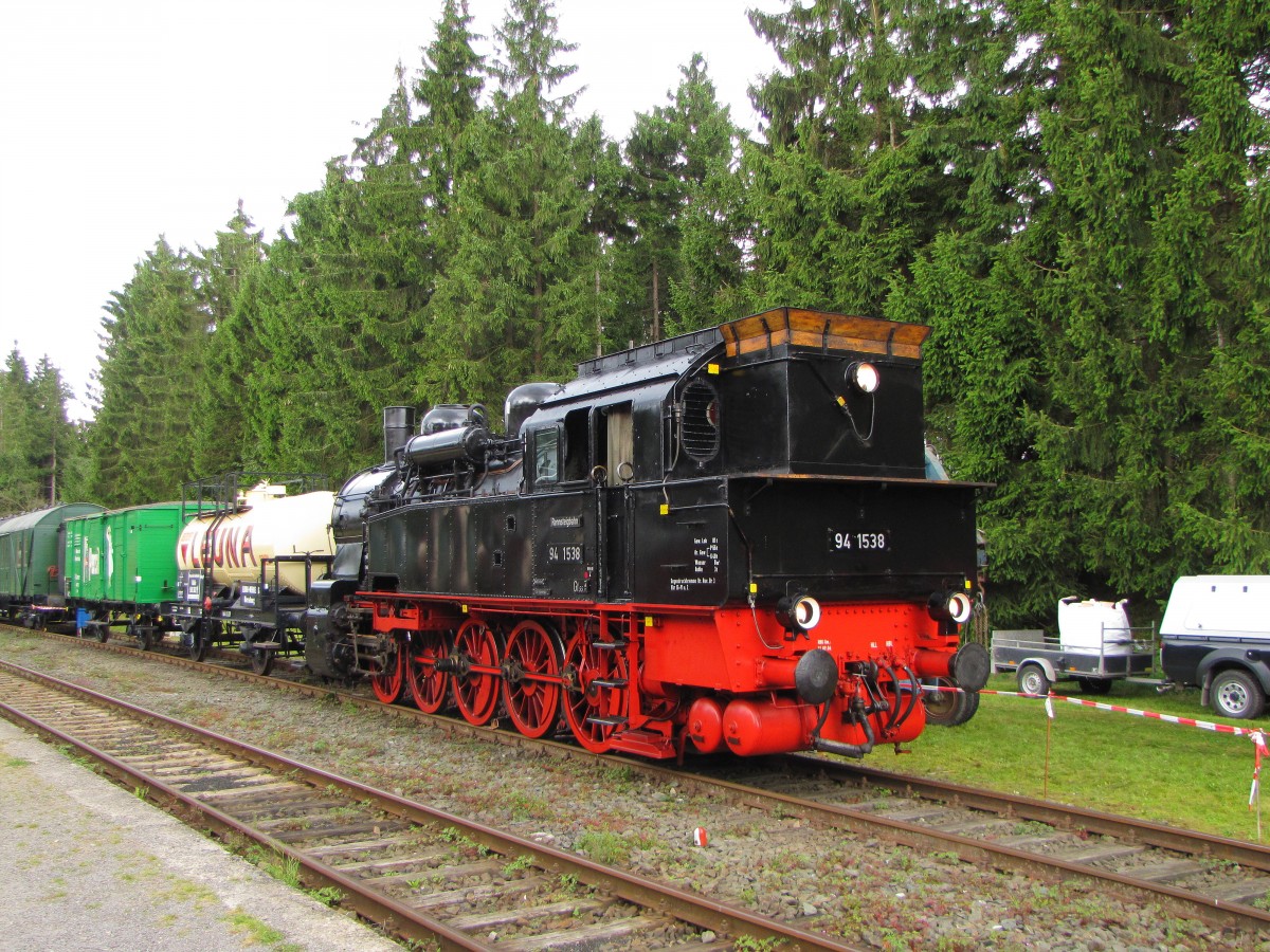 Rennsteigbahn 94 1538 mit den historischen Güterwagen DR Halle 591 382 P und DR 4801 P Gn, am 23.08.2014 während dem 110. Streckenjubiläum im Bahnhof Rennsteig.