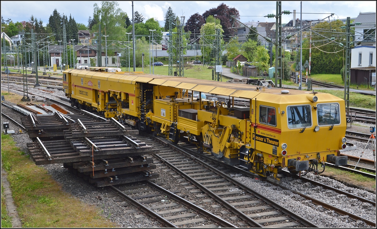 Renovation von Deutschlands letztem Kilometer. Die Stopfmaschine 08-475 Unimat 4S von Plasser und Theurer hat gerade das Gleisstück gerichtet, damit nun die neue Weiche eingebaut werden kann. Mai 2014.