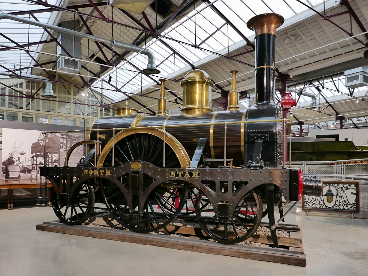 Replika der Dampflok  NORTH STAR  der GWR Star Class. Sie lief auf 2140 mm Breitspur. Das Original wurde 1837 gebaut, der Nachbau 1923. 

STEAM - Museum of the Great Western Railway, Swindon, 13.9.2016
