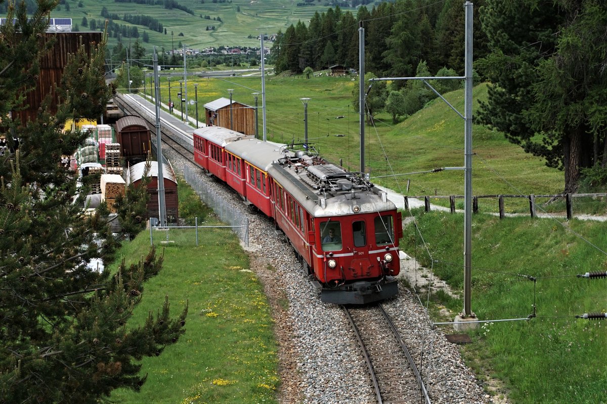 Rhätische Bahn
Bahnvestival Samedan und Pontresina vom 9./10. Juni 2018.
ABe 4/4 501 mit zwei passenden Personenwagen  auf der Fahrt nach Pontresina am 9. Juni 2018.
Foto: Walter Ruetsch
