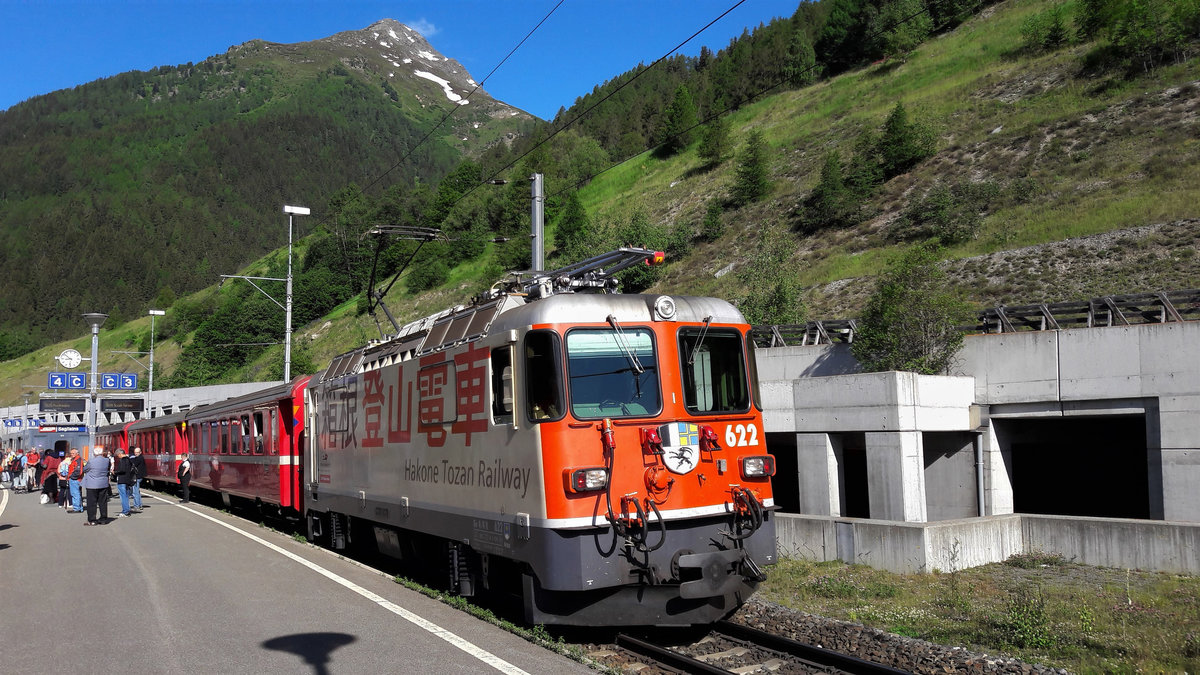 Rhätische Bahn
Bahnvestival Samedan und Pontresina vom 9./10. Juni 2018.
Hinfahrt Landquart-Samedan mit den Ge 4/4 II 614 und Ge 4/4 II 622.
Zwischenhalt in Sagliains kurz vor der Weiterfahrt nach Samedan.
Foto: Walter Ruetsch