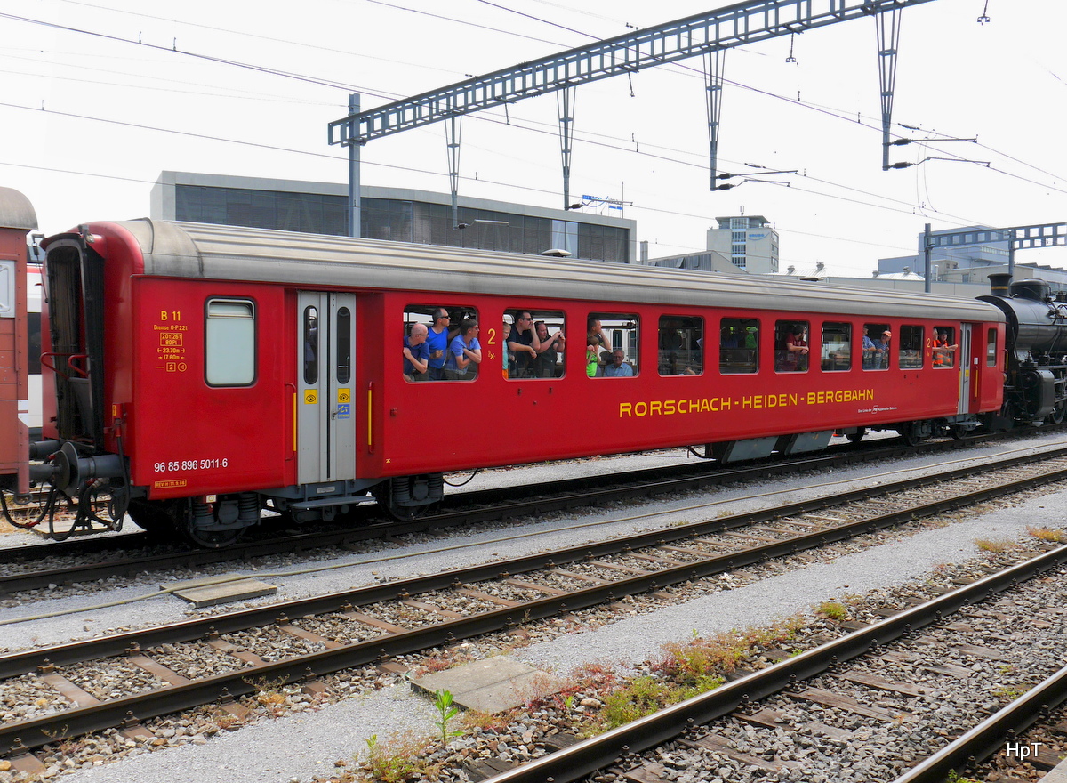 RHB / AB - Personenwagen 2 Kl. B11 ( 96 85 89-65 011-6 ) im Bahnhof Brugg am 26.05.2018