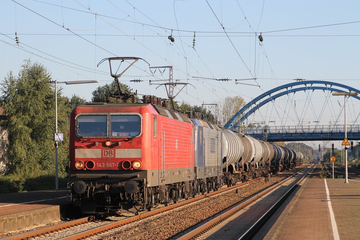 RHB 136 (143 567-6, Baujahr: 1990) und RHB 121 (143 048-7, Baujahr: 1985) der RBH Logistics GmbH mit einem Güterzug nach Holthausen auf Bahnhof Salzbergen am 2-10-2015.