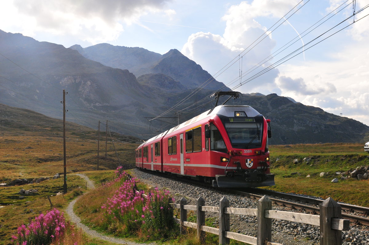 Rhb 3509 mit einem IR kurz vor dem Halt auf der Passhöhe Bahnhof Ospizio Bernina in Richtung Tirano am 22.08.2018