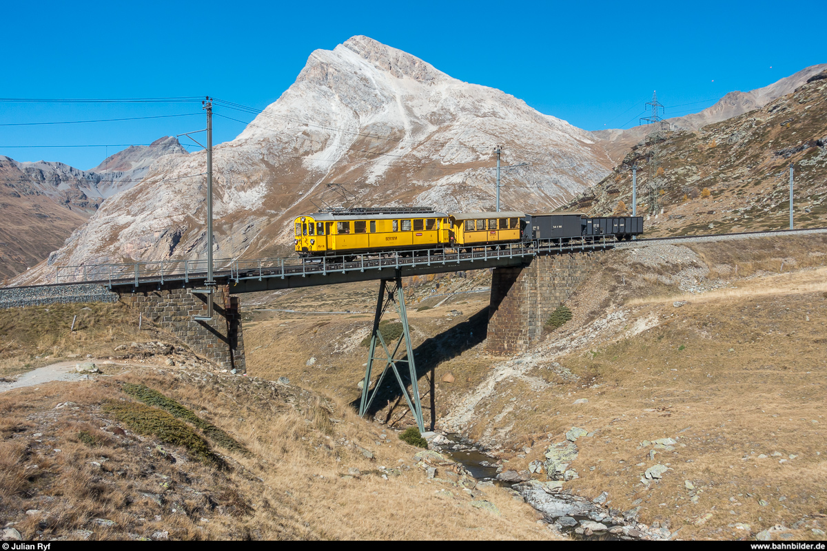 RhB ABe 4/4 I 30 mit Fotoextrazug für die FairFotografen am 21. Oktober 2018 auf der Wildwestbrücke zwischen Ospizio Bernina und Bernina Lagalb.