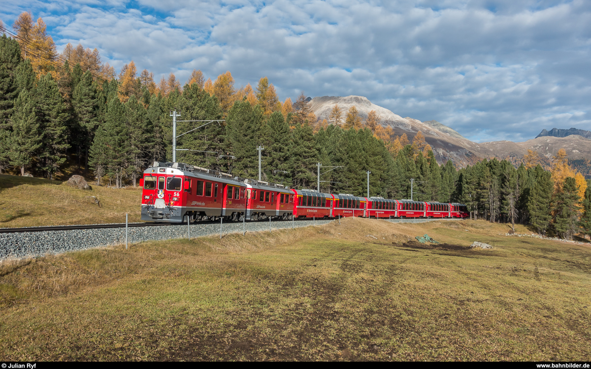 RhB ABe 4/4 III 56 und 51 mit Bernina-Express St. Moritz - Tirano am 21. Oktober 2018 bei Pontresina.