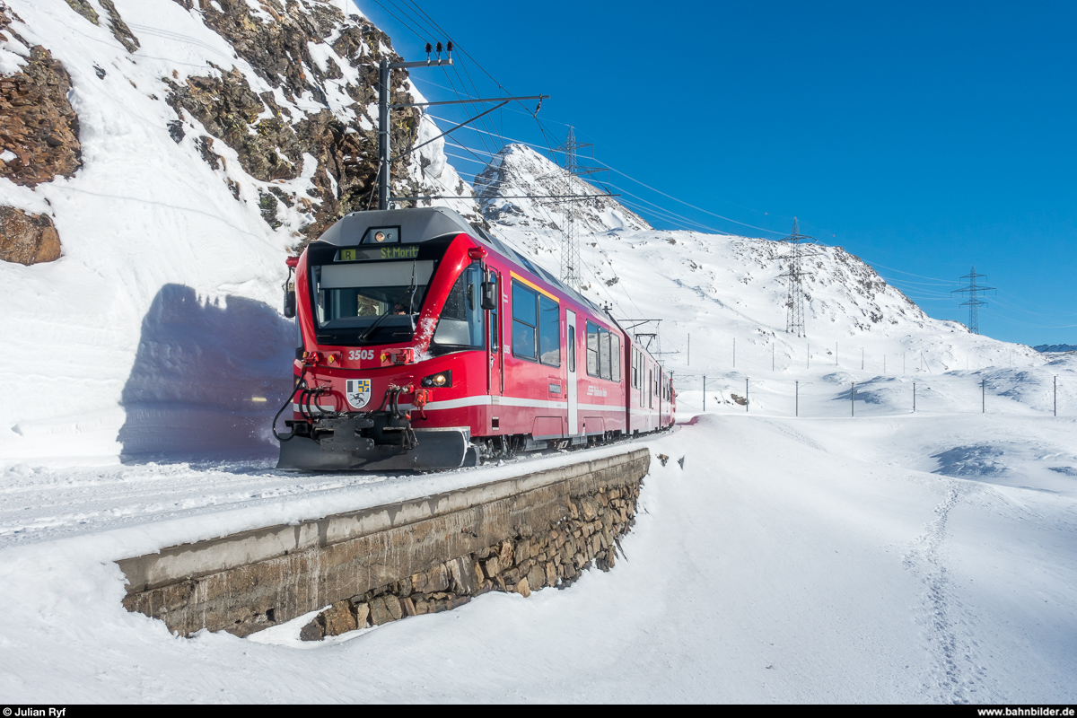RhB Allegra ABe 8/12 3505 mit einem Regio Tirano - St. Moritz am 28. Januar 2018 zwischen Alp Grüm und Ospizio Bernina.