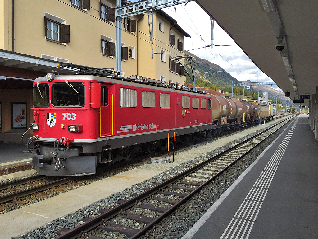 RhB-Doppellok Ge 6/6 II Nr. 703  St. Moritz  mit kurzem Güterzug vor der Abfahrt nach St. Moritz im Bahnhof von Samedan, 06. Okt. 2015