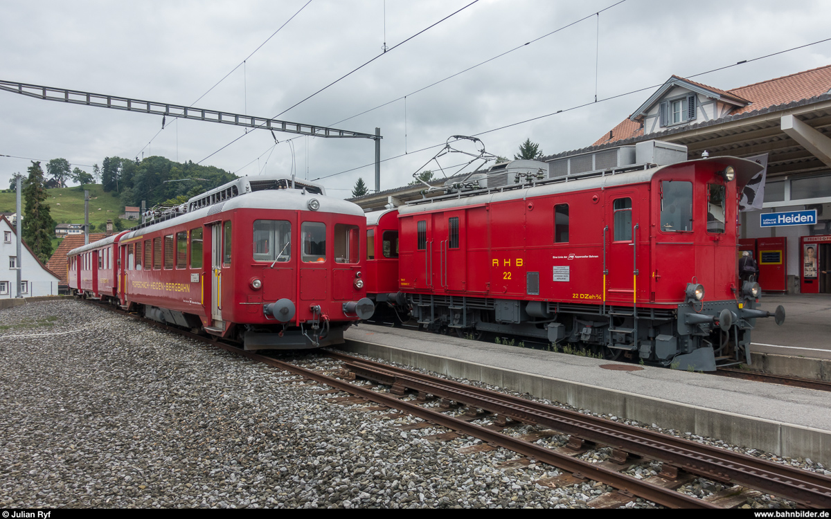 RHB DZeh 2/4 22 und BDeh 2/4 24 am 6. August 2017 im Bahnhof Heiden.
