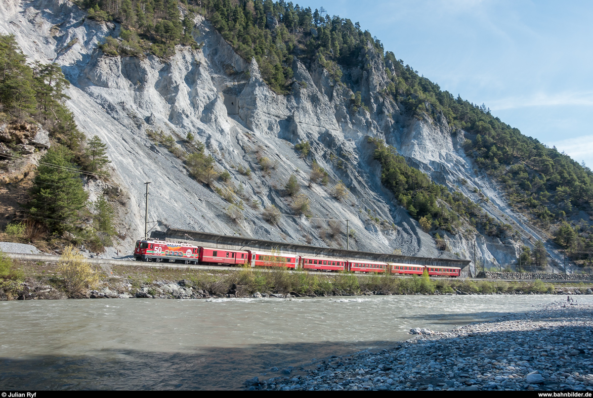 RhB Ge 4/4 II 617 mit Werbung für 50 Jahre LGB am 20. April 2018 mit einem RE Scuol-Tarasp - Disentis bei Trin.