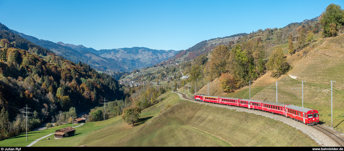 RhB Ge 4/4 II 618 mit RE Landquart - St. Moritz am 20. Oktober 2018 bei Saas.