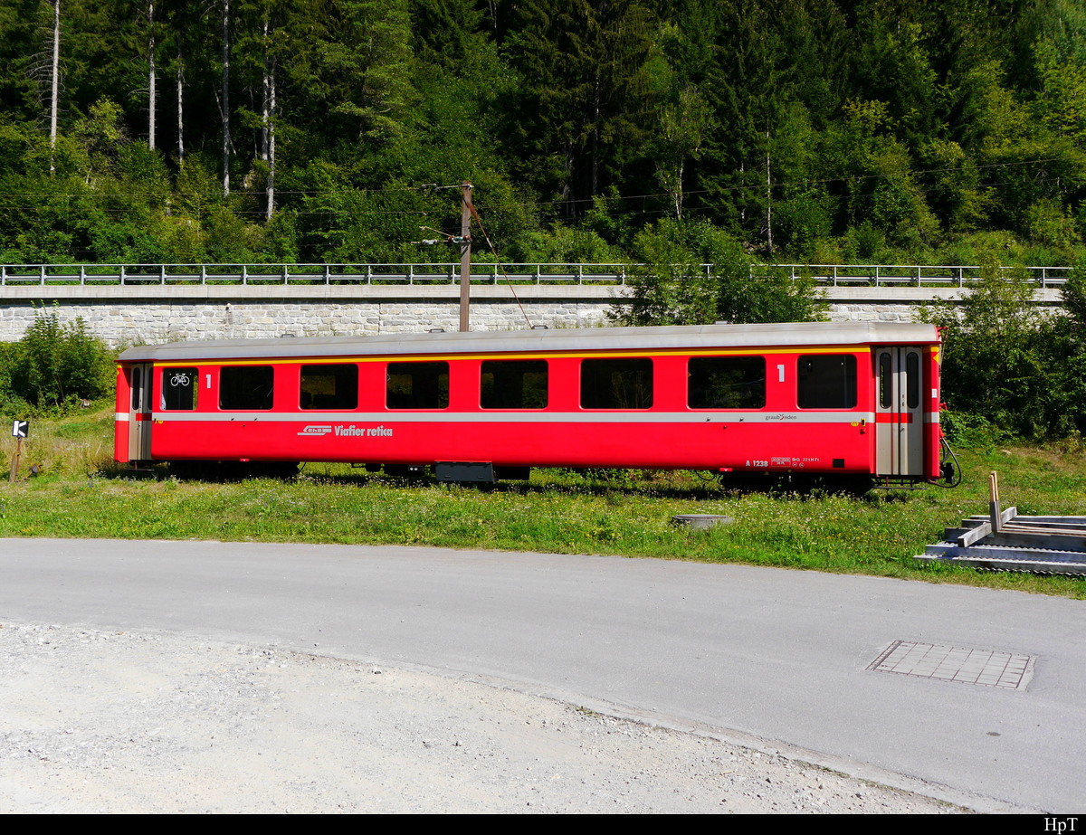 RhB - Personenwagen 1Kl. A 1238 abgestellt in einem Industriegeleise ausserhalb von Rueun am 27.07.2018