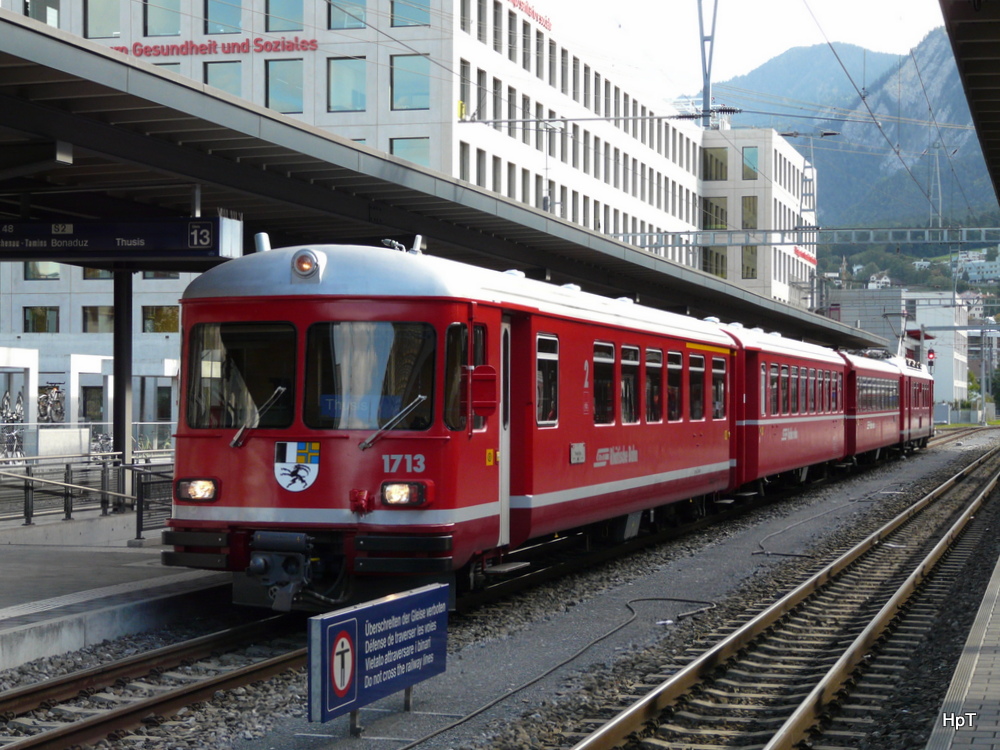 RhB - Regio nach Thusis mit dem Steuerwagen ABDt 1713 an der Spitze im Bahnhof Chur am 20.09.2013