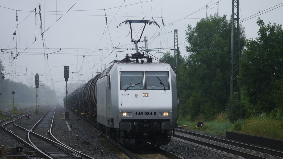 RHC 145 084 mit einem Kesselzug von Holthausen nach ? in Bockum-Hövel aus Richtung Münster kommend. Viele Grüße zurück an den Tf! (02.08.2016)