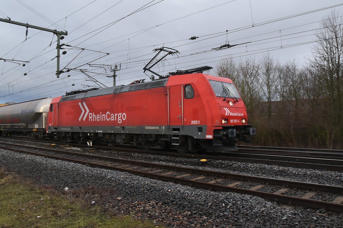 RHC 185 582-4 mit einem Silozug in Riedstadt/Goddelau gen Stockstadt fahrend am Sonntag den 10.2.2019 