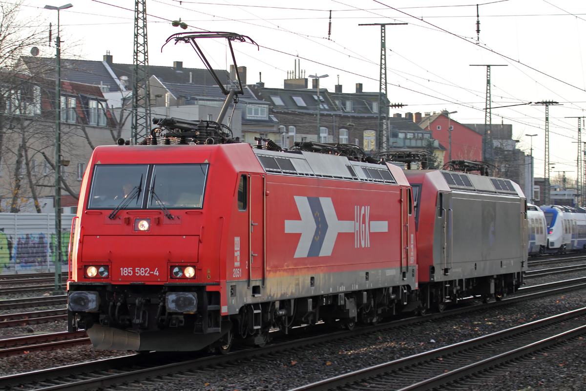 RHC 185 582-4 mit RHC 145 084-0 am Haken durchfahren Köln-West 5.12.2015