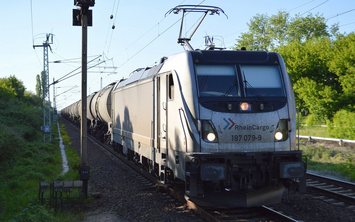 RHC 187 079-9 mit Kesselwagenzug fährt kurz zur Personalaufnahme im Bf. Berlin-Hohenschönhausen ein, 07.05.18