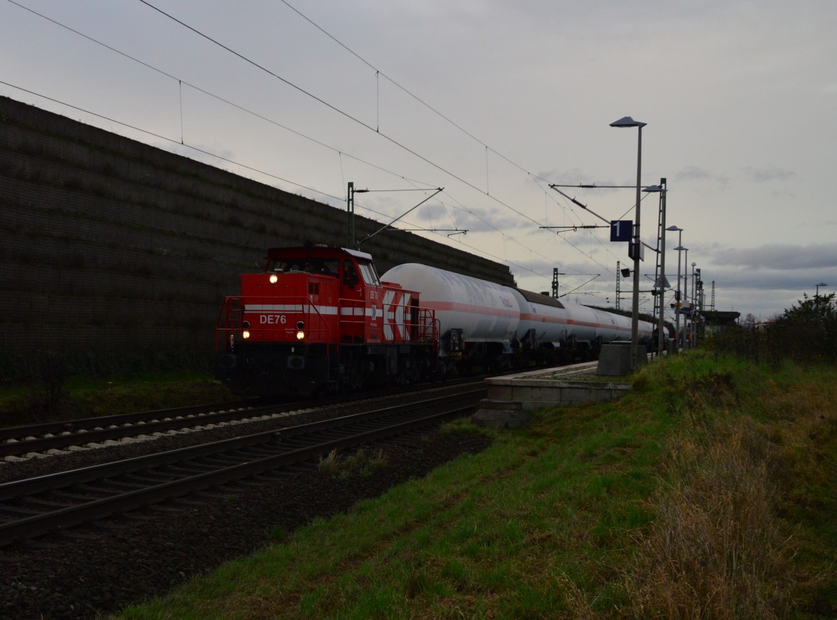 RHC DE 76 mit Kesselwagen in Allerheiligen gen Köln fahrend.
22.12.2015