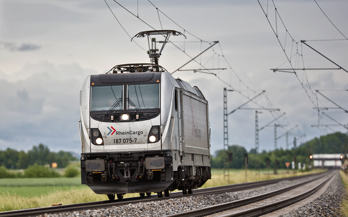 RHC Lz 187 075-7 fährt am Abend des 6.6.2017 in Niedermünchsdorf vorüber.