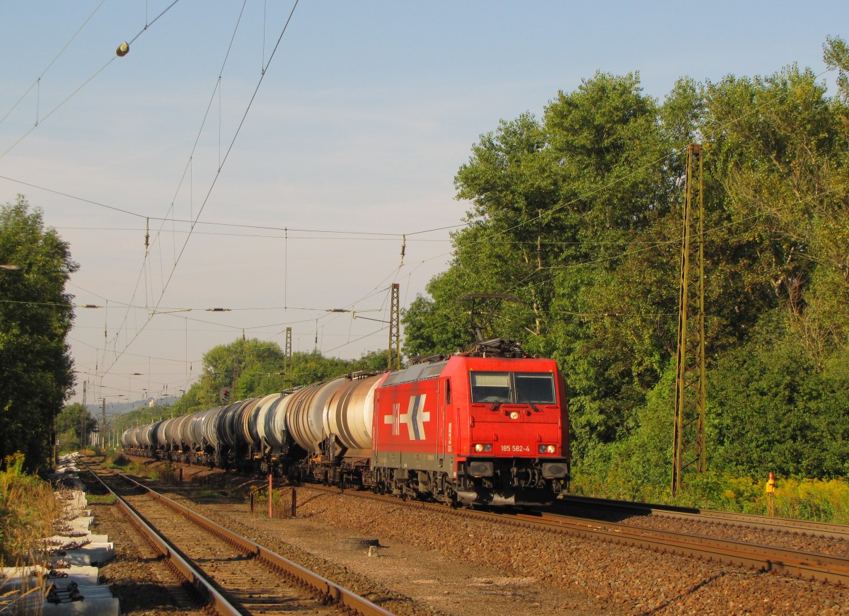 Rheincargo 185 582-4 mit Kesselwagen Richtung Grokorbetha, am 07.09.2013 in Naumburg (S) Hbf.