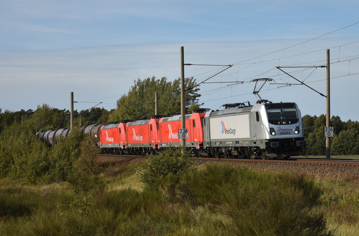 RheinCargo 187 070-8 zieht ein Kesselzug in Richtung Schwerin und wenn man schon dabei ist, kann man ja ein paar Kollegen gleich mit einsammeln (185 603-8, 185 604-6, 185 630-1). 3km östlich von Büchen, 08.10.2018.