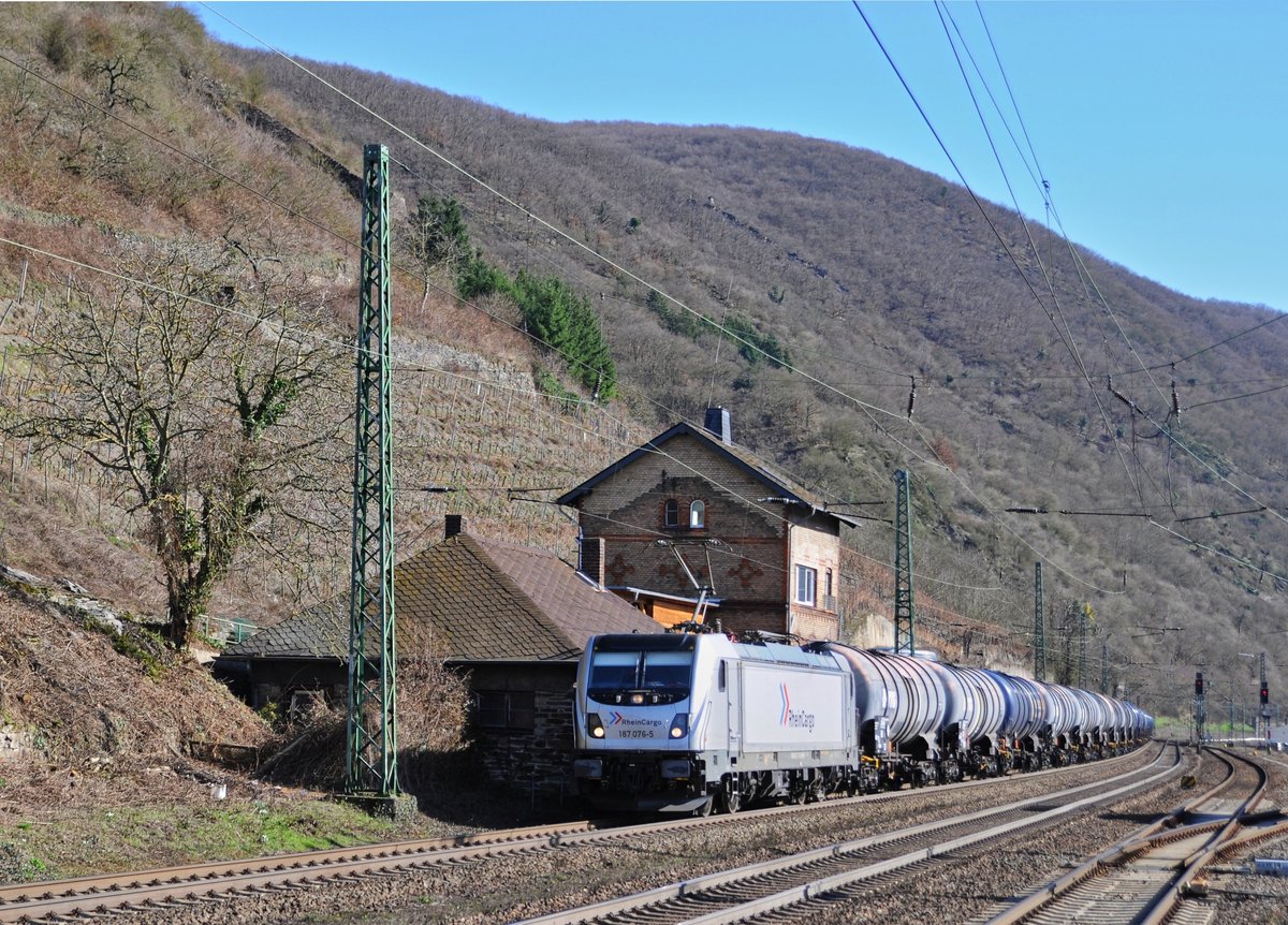 RheinCargo 187 076 mit einem Kesselwagenzug auf der rechten Rheinstrecke durch Kaub in Richtung Norden am 10.03.17.