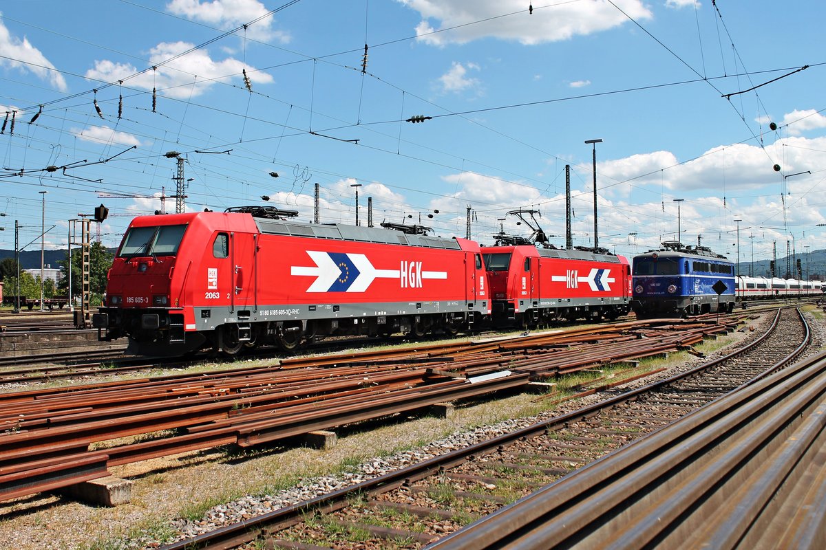 RheinCargo 2063 (185 605-3), RheinCargo 2053 (185 585-7) und WRS Ae 1042 007 (ex. ÖBB) standen alle zusammen am Nachmittag des 20.07.2015 abgestellt im nördlichen Vorfeld vom Badischen Bahnhof von Basel und warten auf ihre nächsten Einsätze.