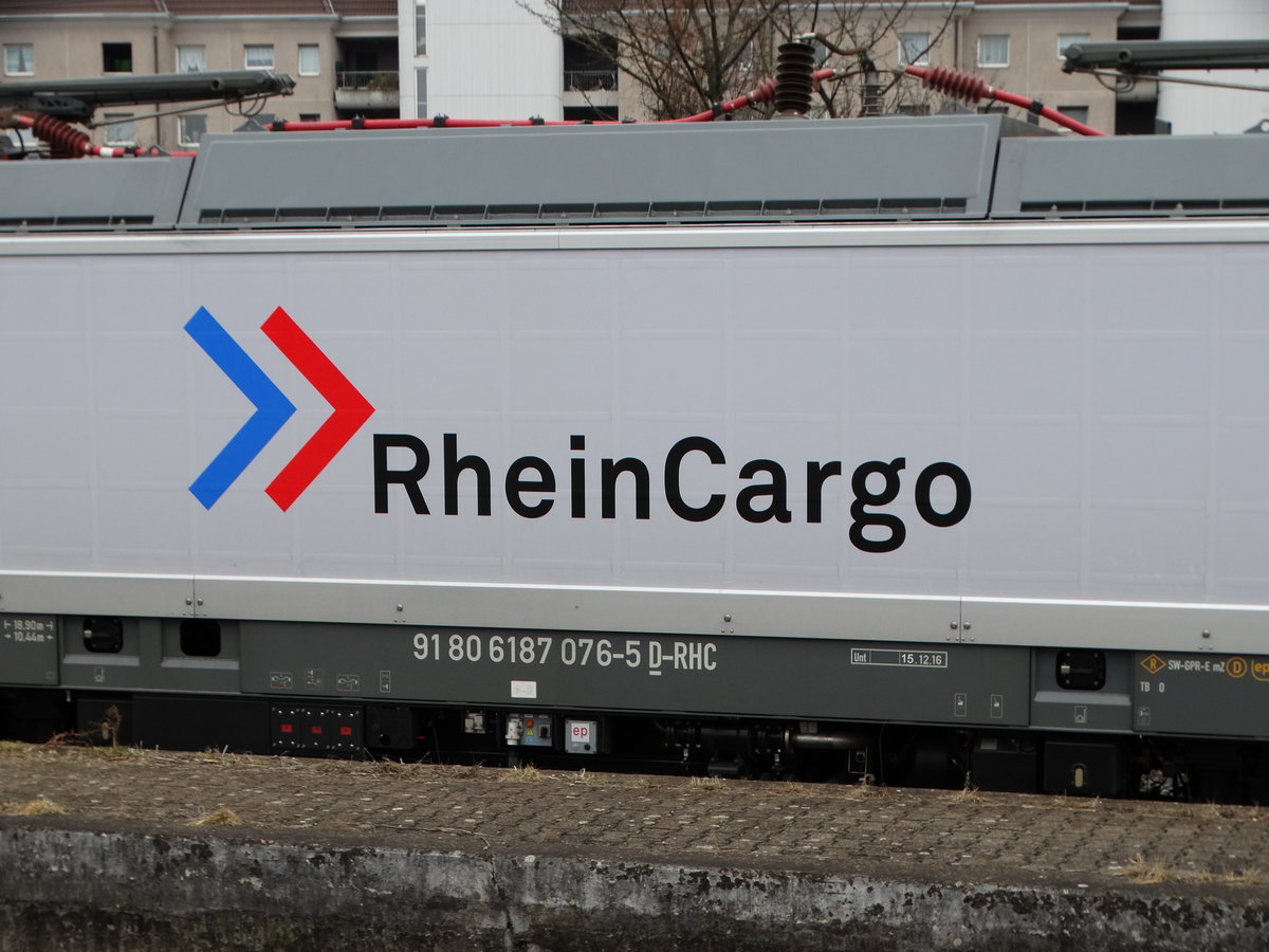 RheinCargo Logo am 18.02.17 in Frankfurt am Main Höchst vom Bahnsteig aus fotografiert