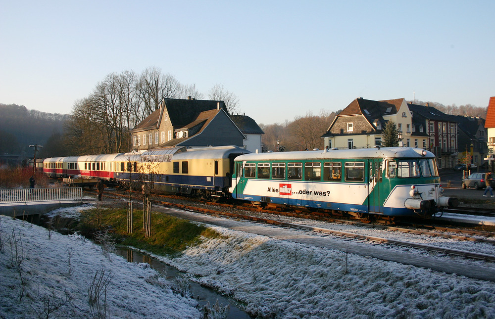Rheingold-Sonderfahrt im Oberbergischen am 22. Dezember 2007. 
Von Osberghausen bis Wiehl und zurück begleitete der MAN-Schienenbus der Wiehltalbahn den Sonderzug.