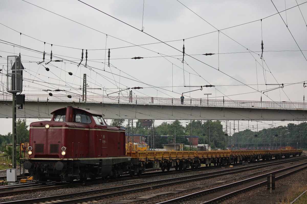 Rheinische Eisenbahn 212 309 verlsst am 24.6.13 Duisburg-Entenfang.
