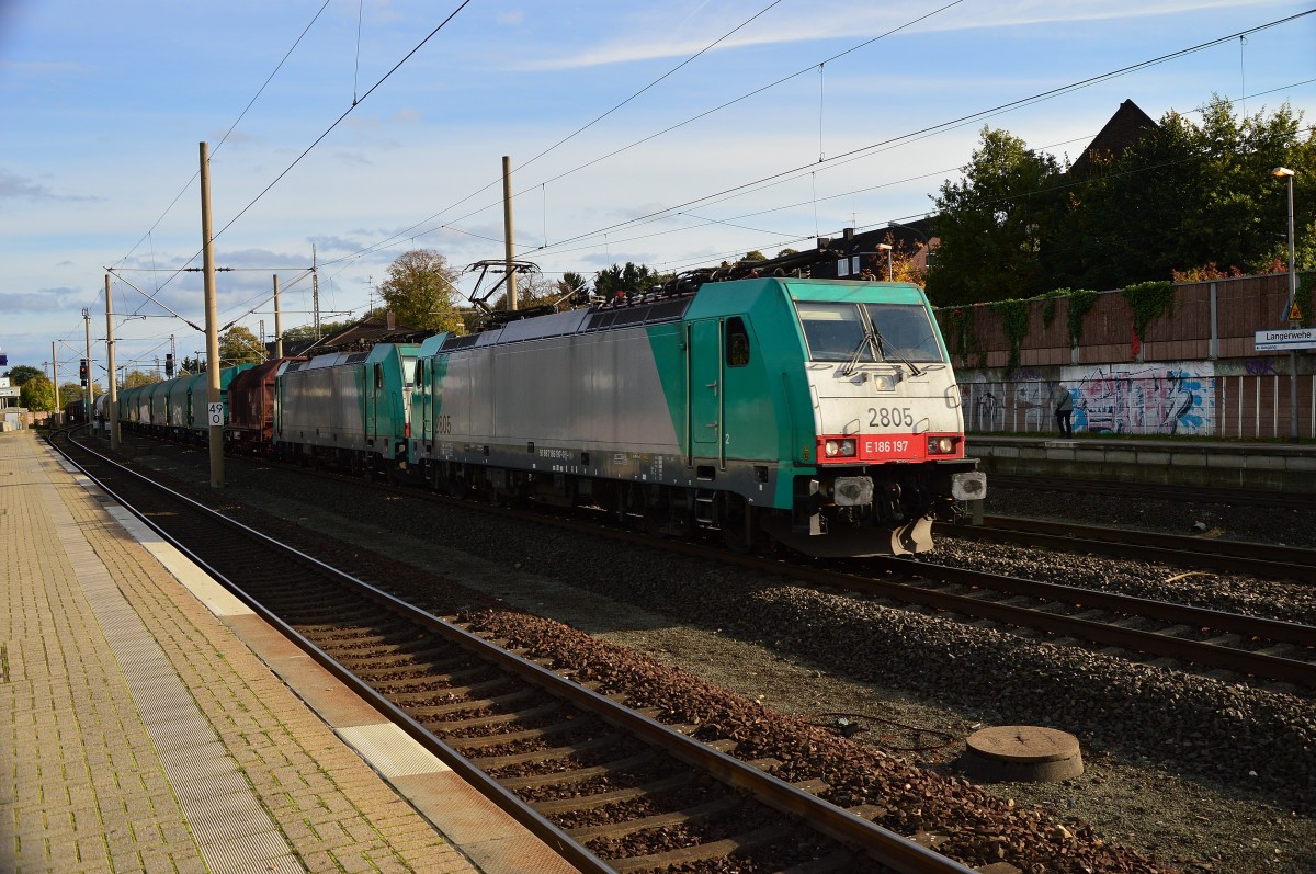 Richtung Aachen fahrend kommen die 2805 und 2826 mit einem Mischer durch Langerwehe am Sonntag den 26.10.2014