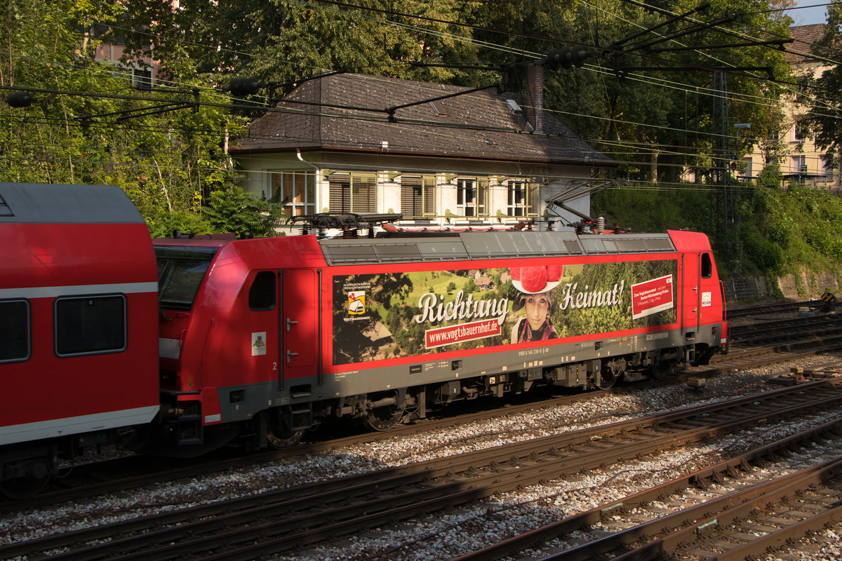  Richtung Heimat  zeigt die Lok 146 239-9 schon richtig an, als sie durch Offenburg gen Süden fährt (also sie biegt gleich auf die Schwarzwaldbahn ab). Abgelichtet am 25. Juli 2018. 