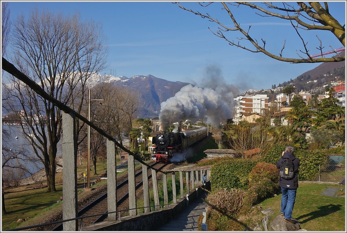 Richtung Norden dampft die 01 202 mit ihrem Extrazug des  Eisenbahn Nostaligiefahrten Bebra e.V.  kurz nach der Abfahrt in Locarno bei Muralto vorbei.
(22.03.2018)