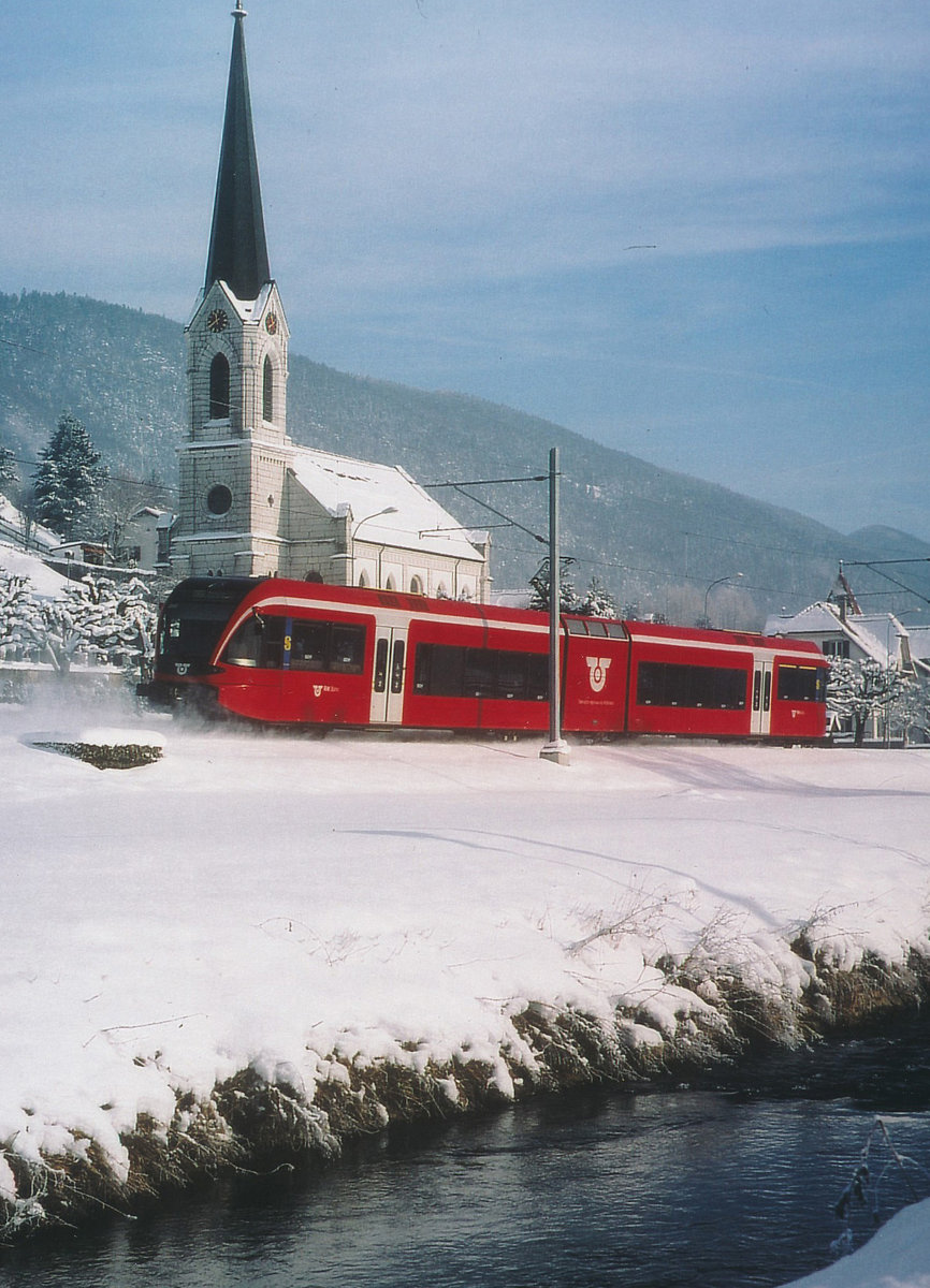 RM/SBB: RABe 526 260-265 als Regionalzug bei Court unterwegs nach Sonceboz-Sombeval im Dezember 2004.
Foto: Walter Ruetsch
