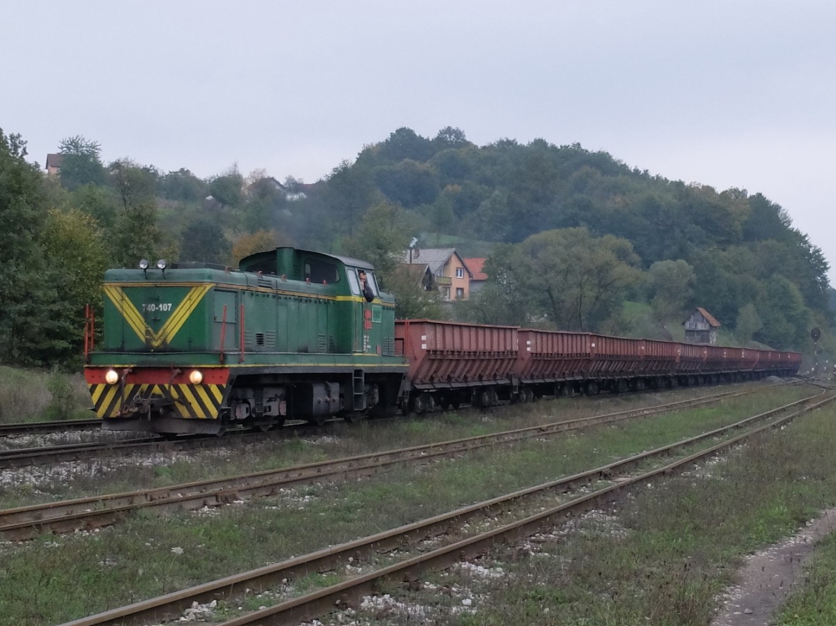 RMU Banovići 740-107 am 22. Oktober 2015 mit Leerzug auf dem Weg zur Verladestation.