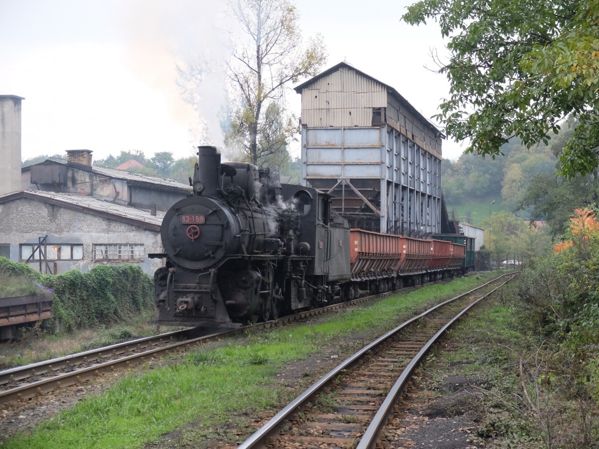 RMU Banovići 83-158 am 22. Oktober 2015 mit dem Soderzug der DGEG in Höhe der Lokomotivbekohlungsanlage des Depots.