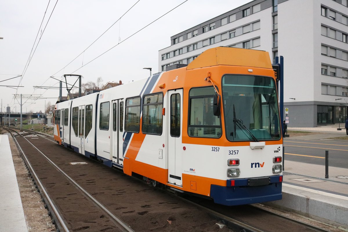 RNV Düwag M8C (modernisiert) Wagen 3257 am 15.12.18 in Heidelberg Hbf 