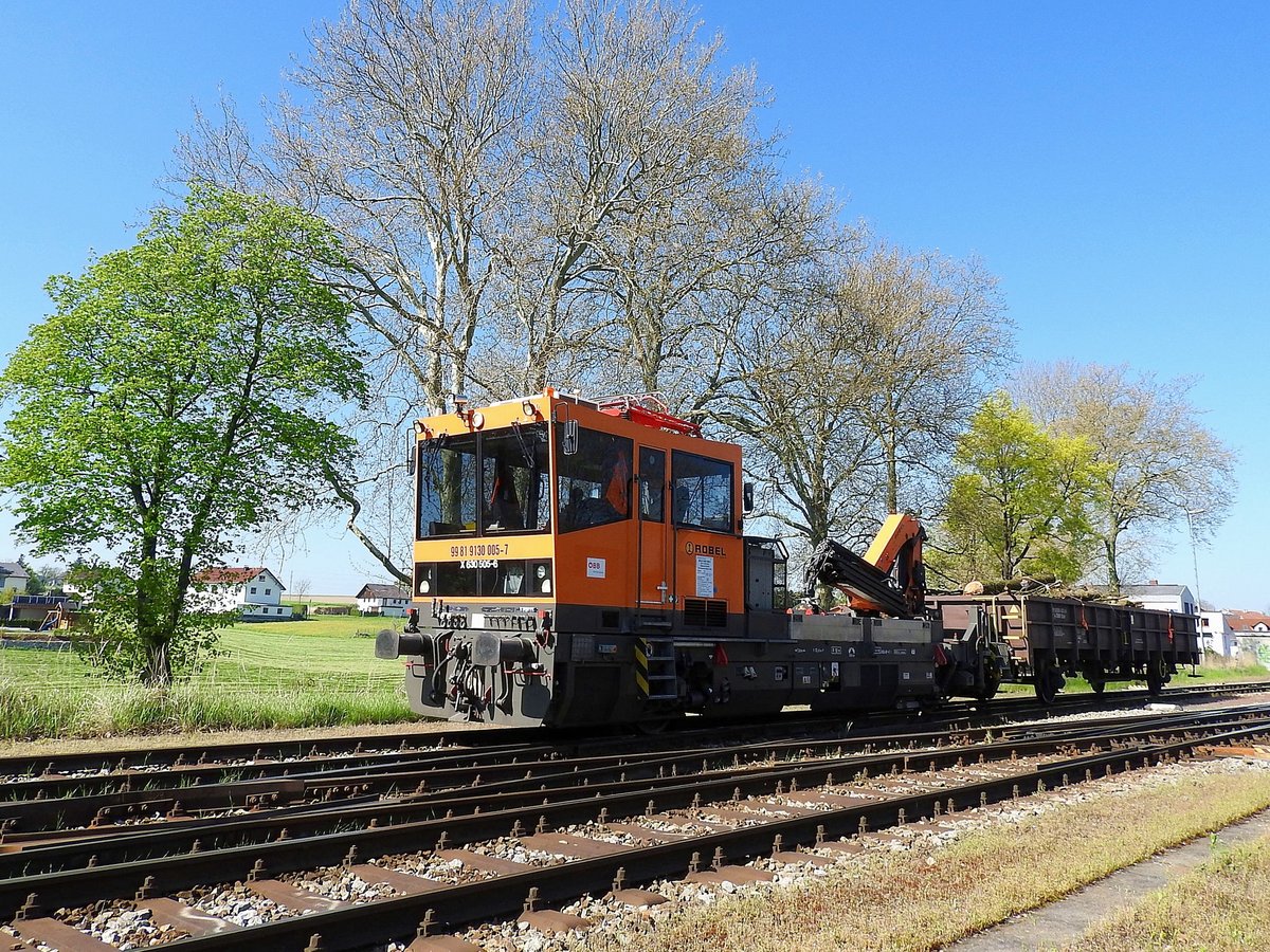 ROBEL X630 505-6(99819130005-7) verlässt mit einem Abraumwagen den Bhf. Ried in Richtung Attnang/Pu; 160506