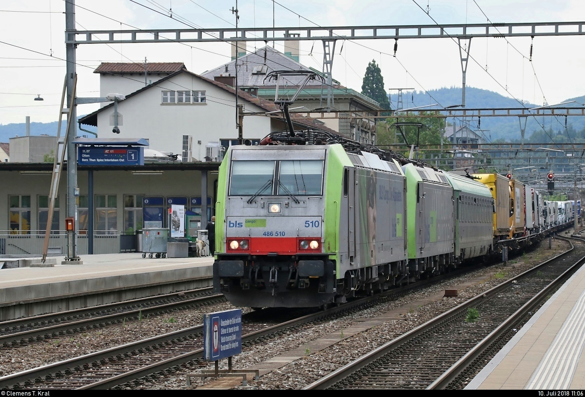 RoLa mit Re 486 510 und Re 485 015-2 der BLS Cargo AG durchfährt den Bahnhof Liestal (CH) auf der Hauensteinstrecke (500) Richtung Nordwesten.
[10.7.2018 | 11:06 Uhr]