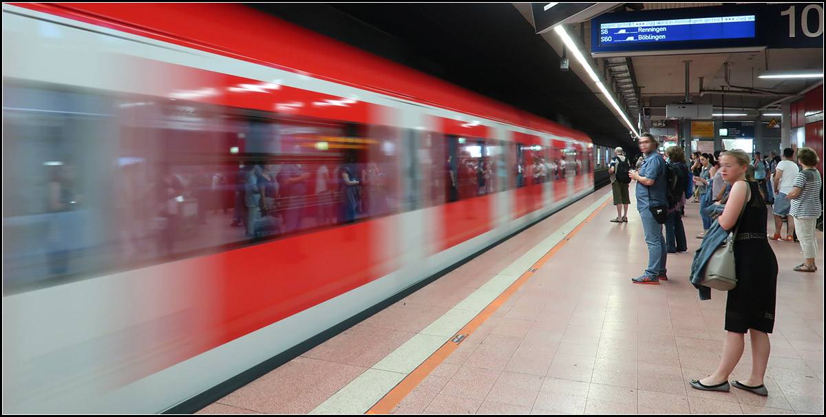 Rot wird mit Weiß vermischt -

Ein S-Bahnzug nimmt bei der Ausfahrt aus dem Stuttgarter Hauptbahnhof (tief) an Fahrt auf, die Farben der Bahn werden vermischt.

Zur Zeit gehe ich kaum gezielt los um Bahnfotos zu machen. Diese entstehen so nebenbei, da ich häufig mit der Bahn unterwegs bin.

18.07.2017 (M) 